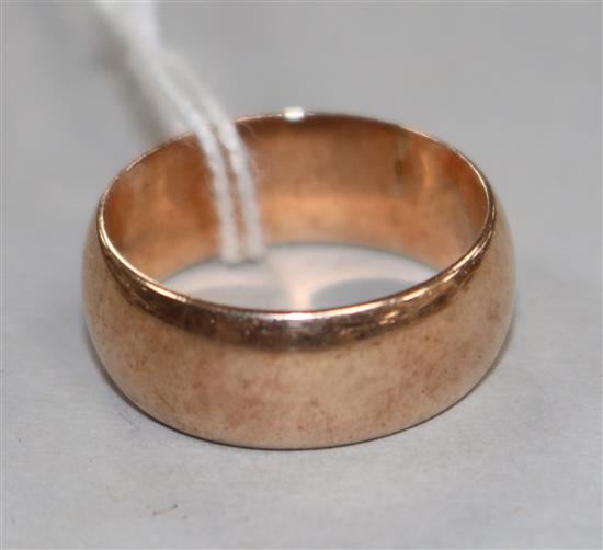 A 9ct gold wedding band, size K.